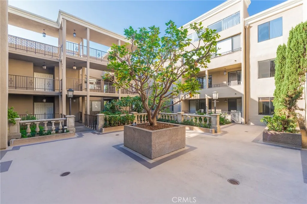 8455 Fountain Avenue 108, West Hollywood, California 90069 home-pic-3